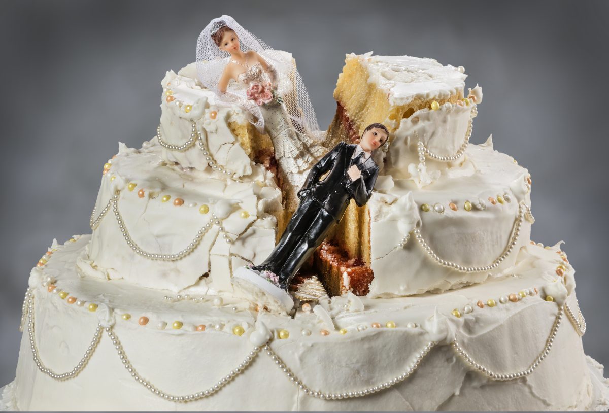 Bride and groom figurines collapsed at ruined wedding cake (Getty Images)