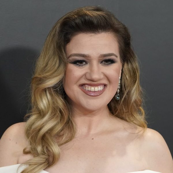 Smiling Kelly Clarkson