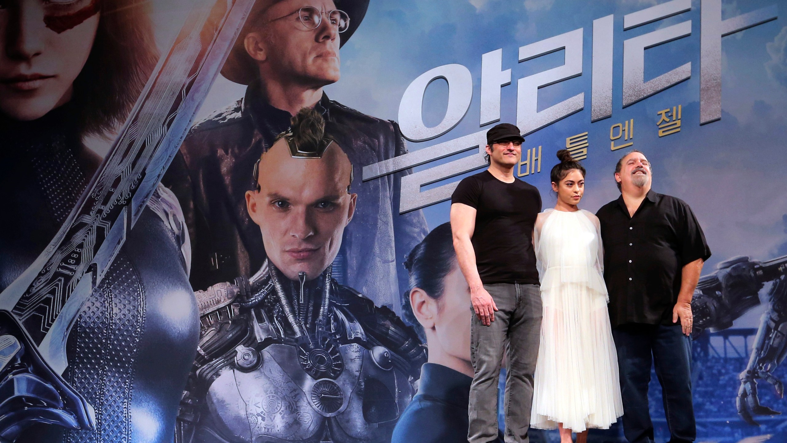 FILE - From left, director Robert Rodriguez, actress Rosa Salazar and producer Jon Landau pose during a press conference to promote their new film "Alita: Battle Angel" in Seoul, South Korea, Jan. 24, 2019. Landau, an Oscar-winning producer who worked closely with director James Cameron on “Titanic" and the “Avatar” series, has died, announced in a statement Saturday, July 6, 2024. (AP Photo/Ahn Young-joon, File)