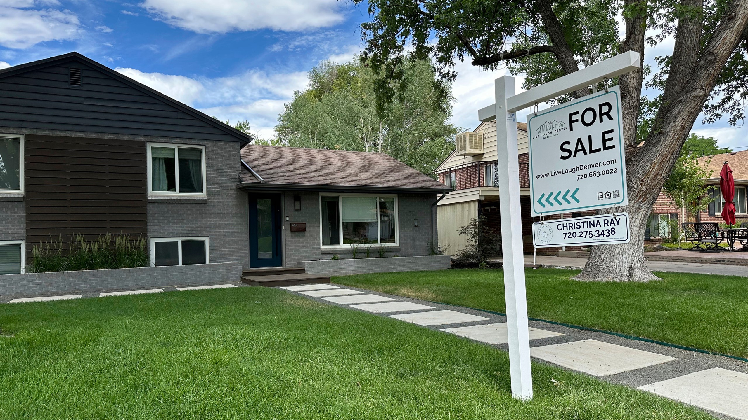 FILE - A for sale sign stands outside a single-family home June 27, 2024, in Englewood, Colo. On Thursday, Aug. 1, 2024, Freddie Mac reports on this week's average U.S. mortgage rates. (AP Photo/David Zalubowski, File)