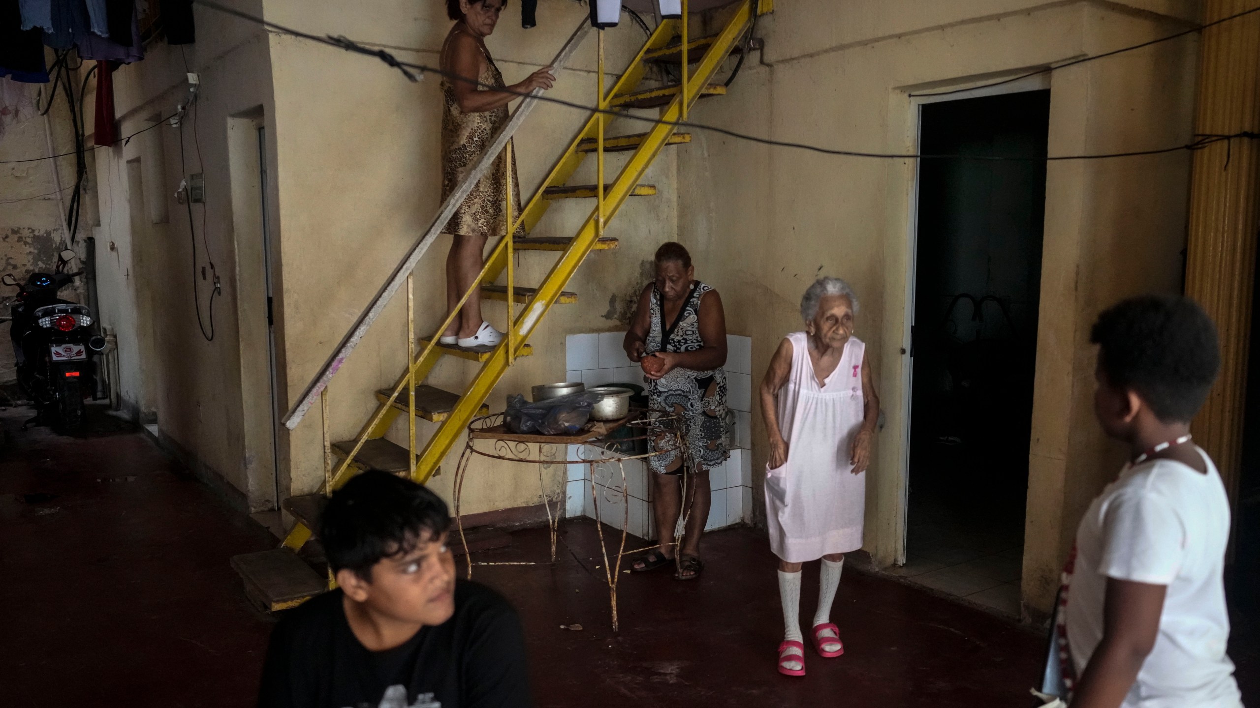 Residents endure the heat during a massive blackout after a major power plant failed in Havana, Cuba, Saturday, Oct. 19, 2024. (AP Photo/Ramon Espinosa)