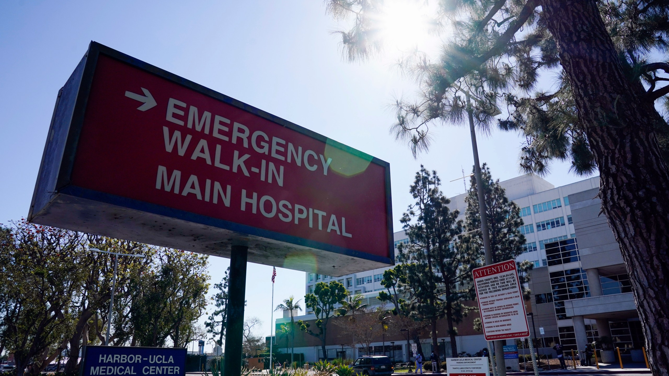 An emergency room sign is displayed outside a hospital