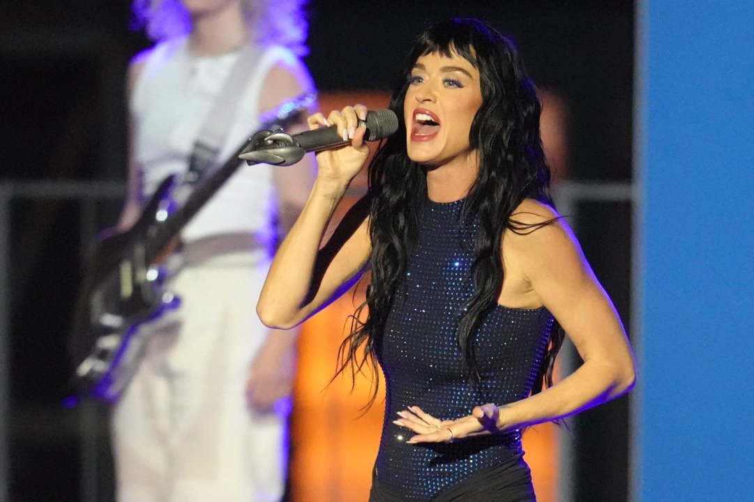 Katy Perry singing on stage