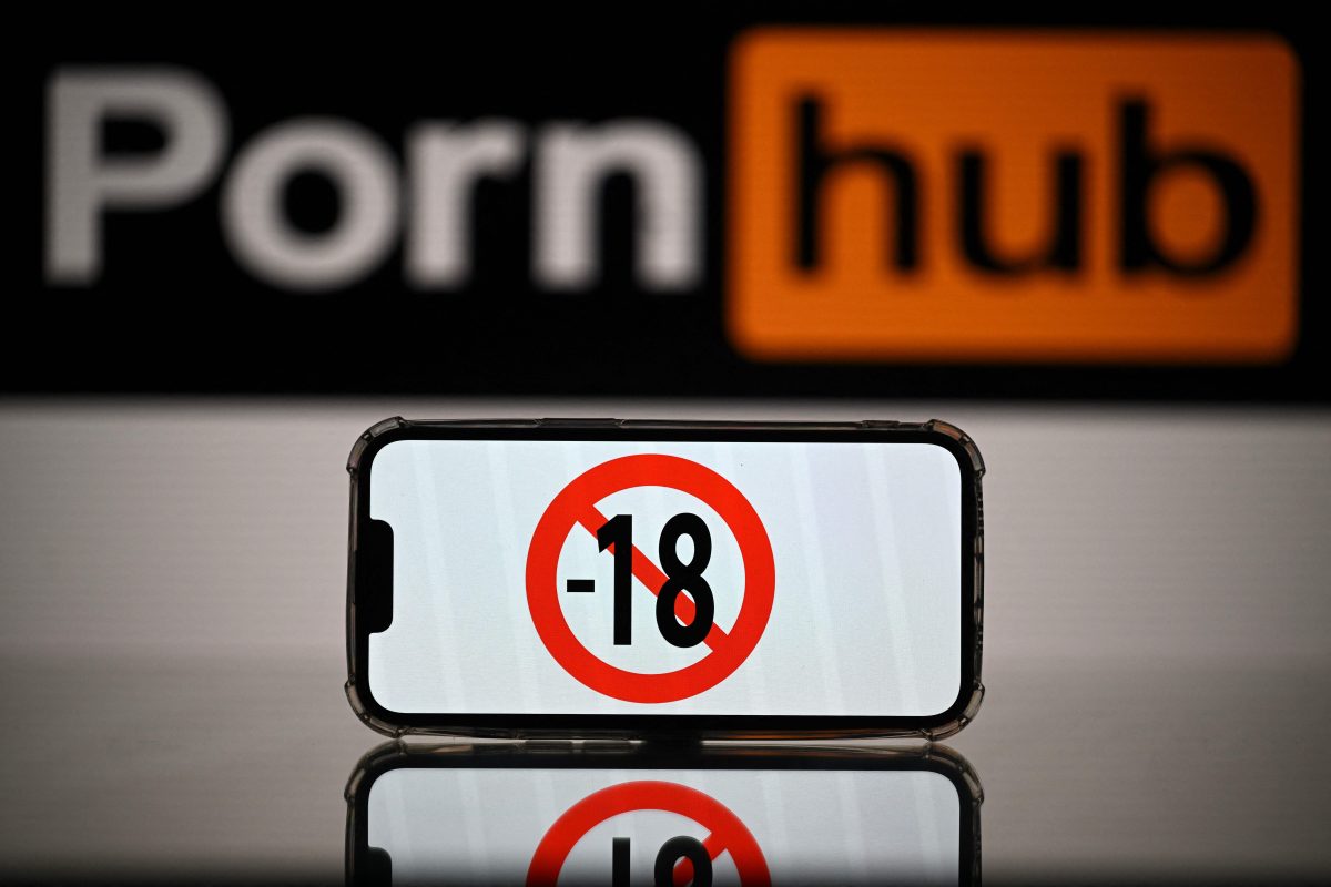 phone with -18 crossed out in front of PORNHUB logo