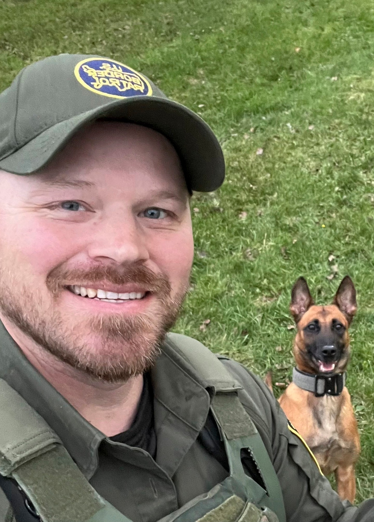 En esta imagen sin fecha, cortesía de Joan Maland, aparece el agente de la Patrulla Fronteriza de Estados Unidos, David Maland, y su perra, Cora. El agente fue asesinado el lunes 20 de enero de 2025 en un control de tráfico en Vermont. (David Maland/Joan Maland vía AP)