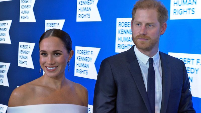 Meghan and Harry arrive at an awards show