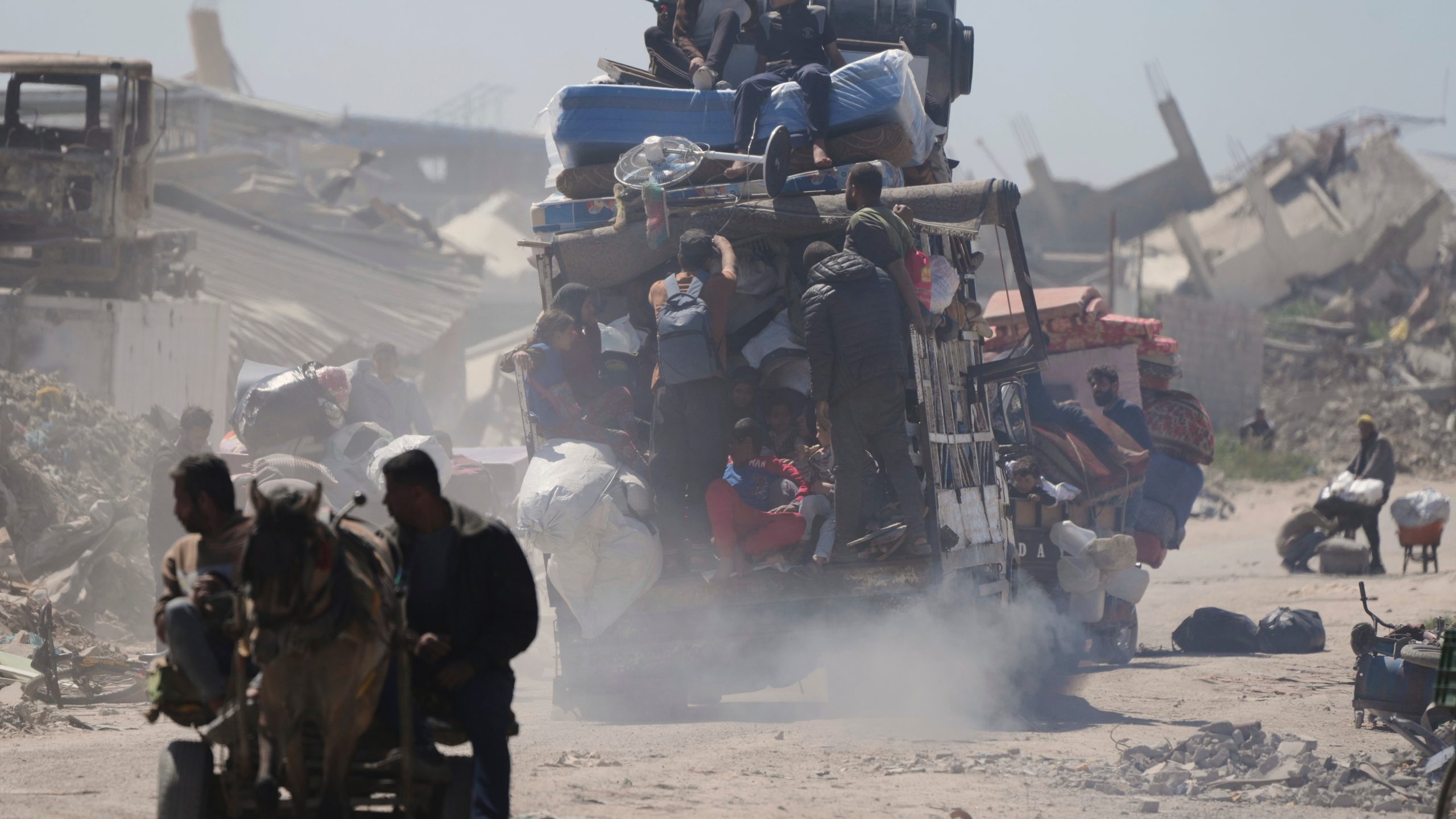 Displaced Palestinians, carrying their belongings traveling from Beit Hanoun to Jabaliya