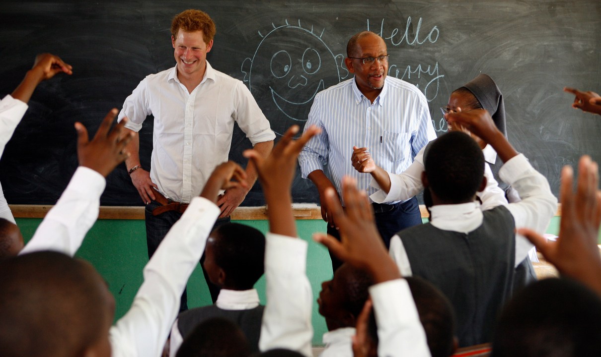 Harry and Prince Seeiso meets kids in a classroom