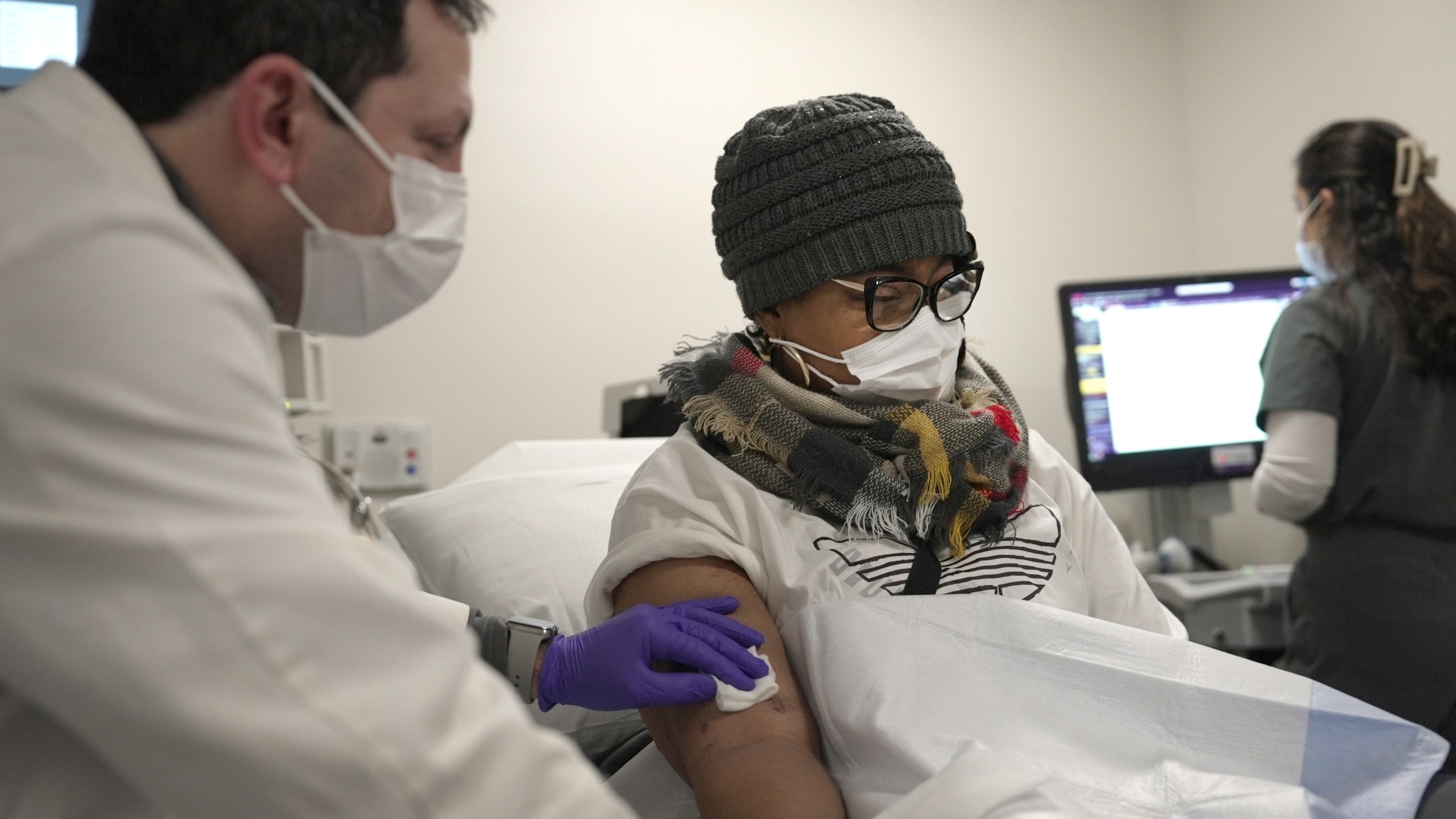 FILKE - Towana Looney, a pig kidney transplant recipient, gets a morning check-up with Dr. Jeffrey Stern at NYU Langone Health in New York, Friday, Jan. 24, 2025. (AP Photo/Shelby Lum, File)