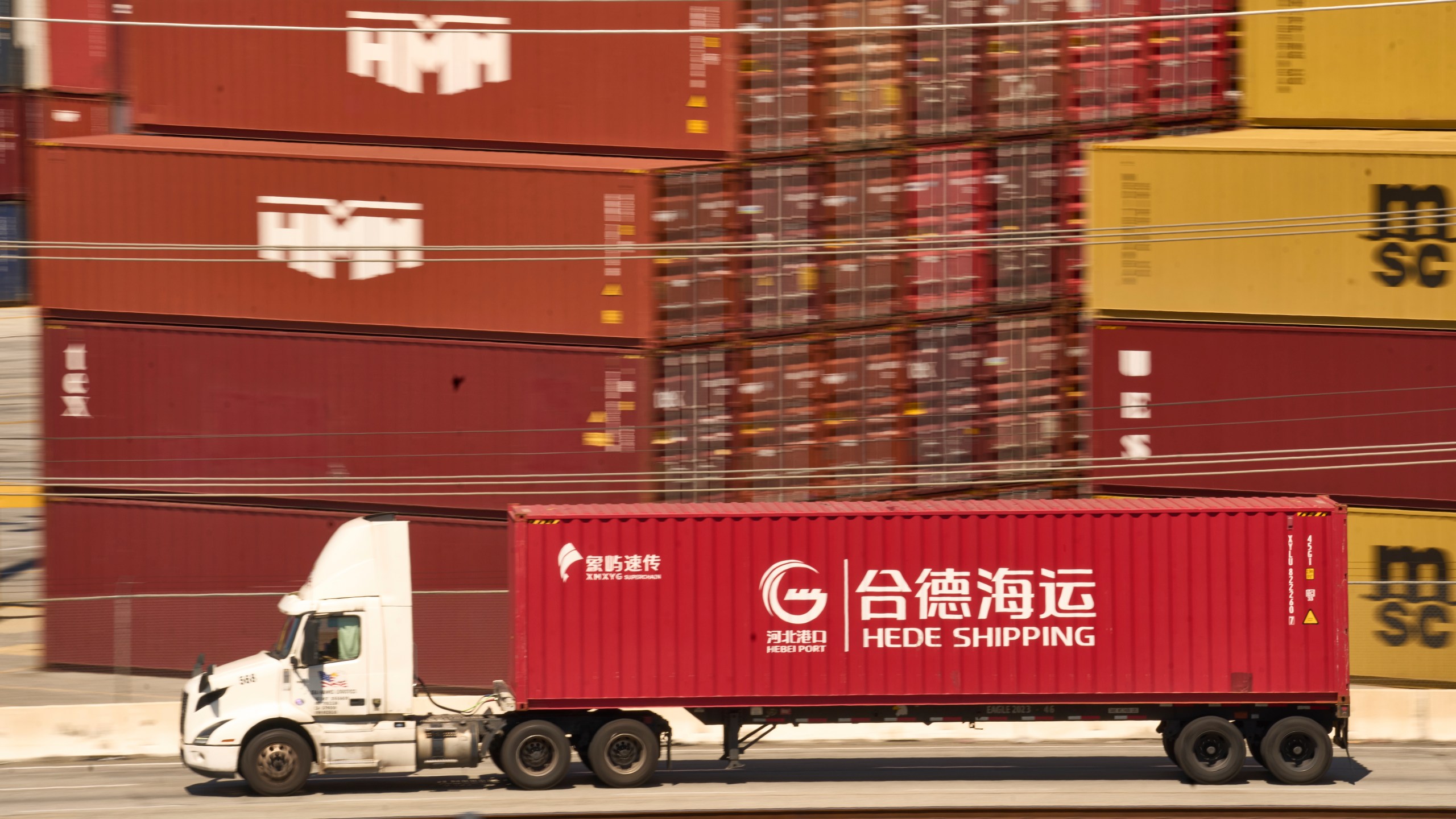 A truck carrying a Hede (Hong Kong) International Shipping Co., Ltd., container