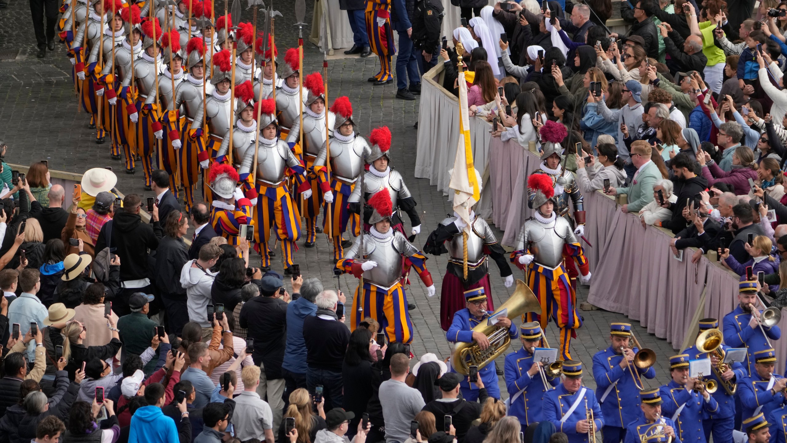 Pontifical Swiss guards arrive for the Easter mass in St. Peter's Square at the Vatican Sunday, April 20, 2025. (AP Photo/Gregorio Borgia)