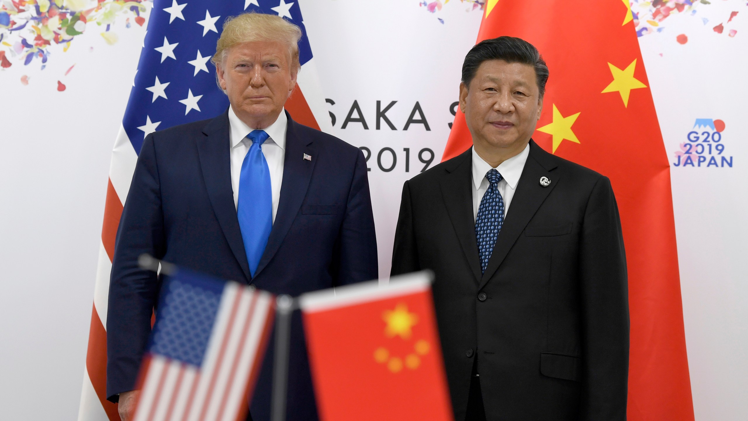 Donald Trump poses for a photo with Xi Jinping