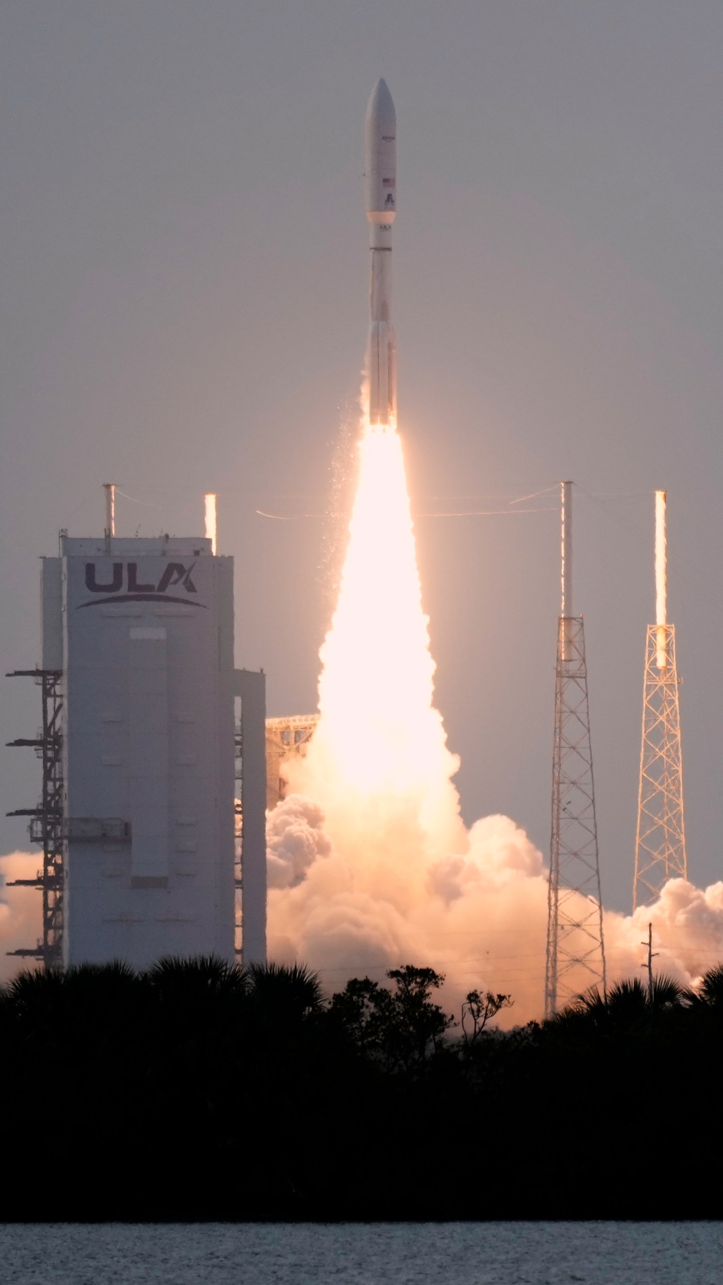 Un cohete Atlas V de United Launch Alliance con 27 satélites of Amazon para servicios de internet despega desde la estación de la Fuerza Espacial de EEUU en Cabo Cañaveral, Florida, el lunes 28 de abril de 2025. (AP Foto/John Raoux)