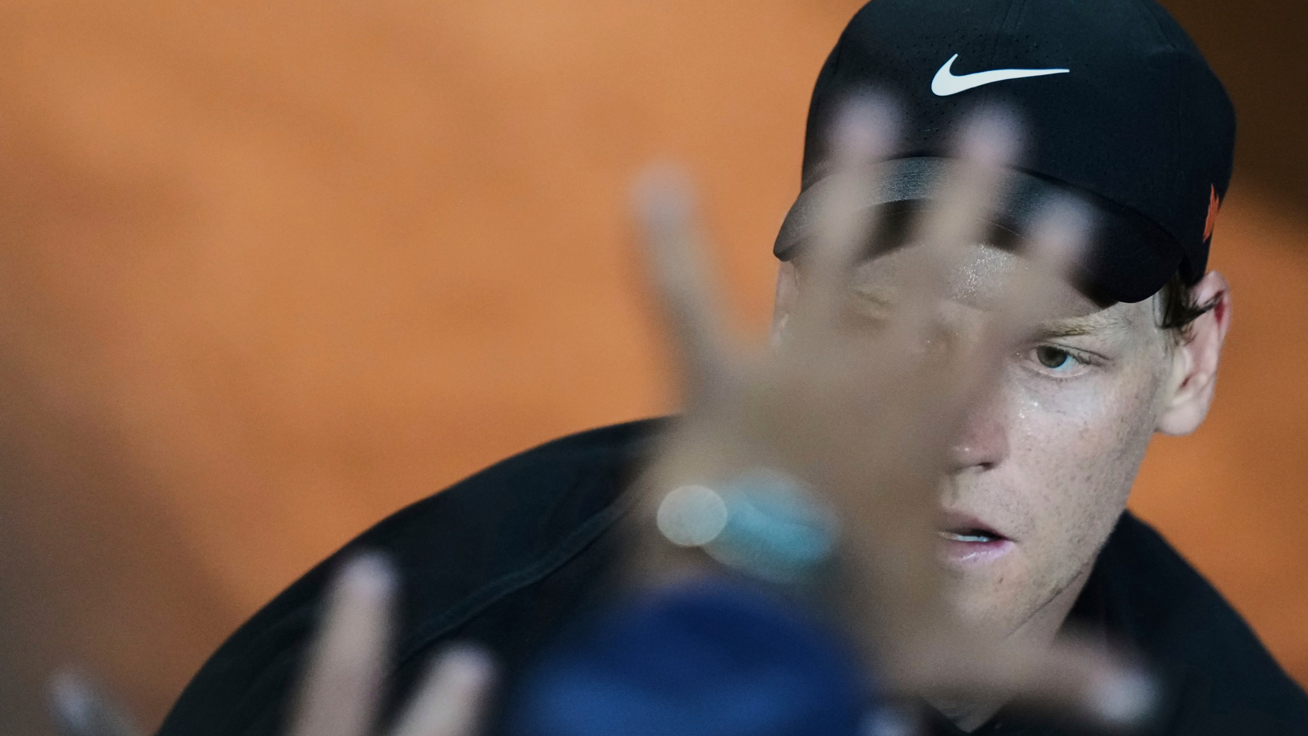 Italy's Jannik Sinner celebrates after defeating Argentina's Francisco Cerundolo in a round of sixteen match against at the Italian Open tennis tournament in Rome, Tuesday, May 13, 2025. (AP Photo/Andrew Medichini)