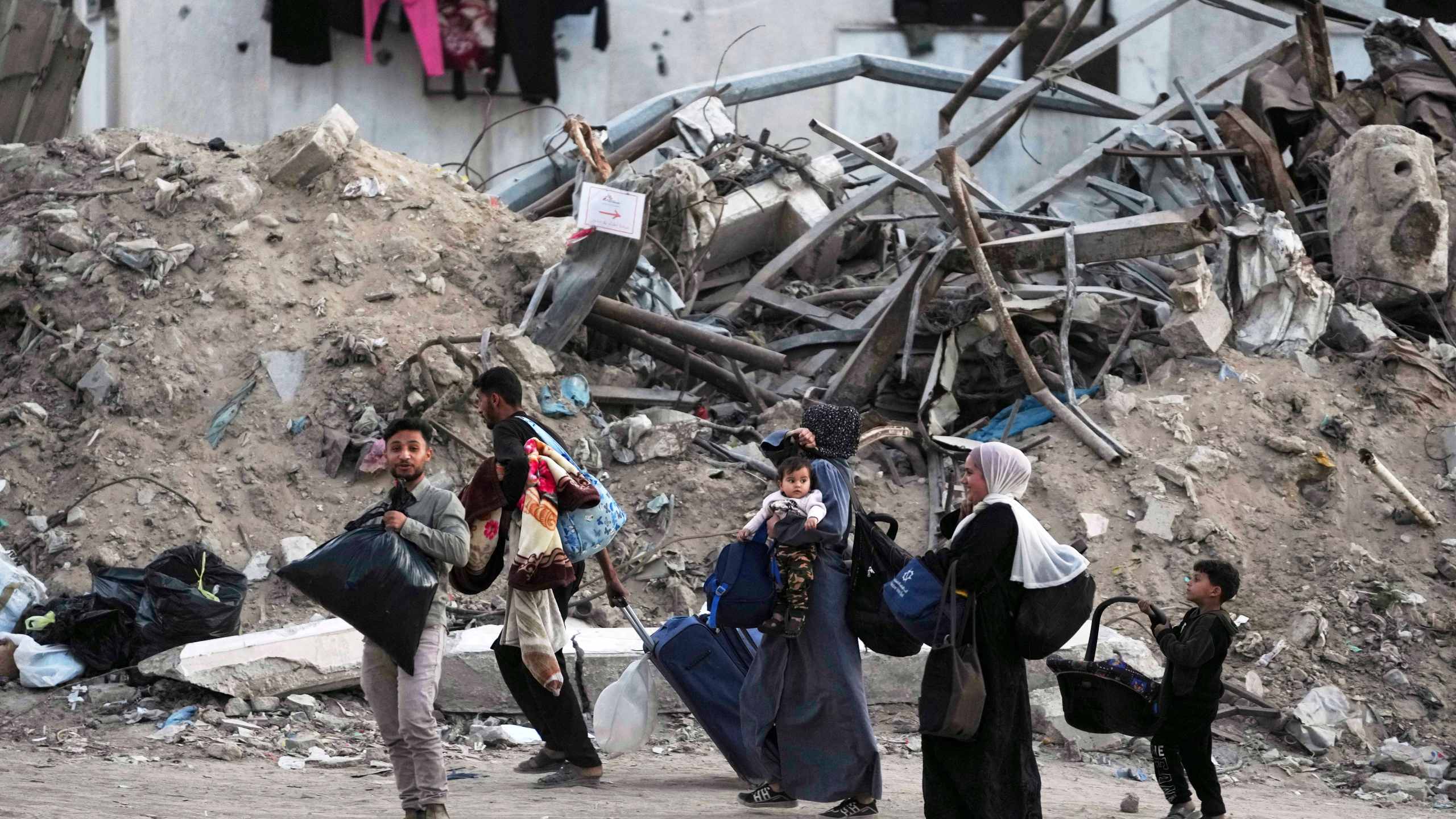 Palestinians evacuate amidst rubble