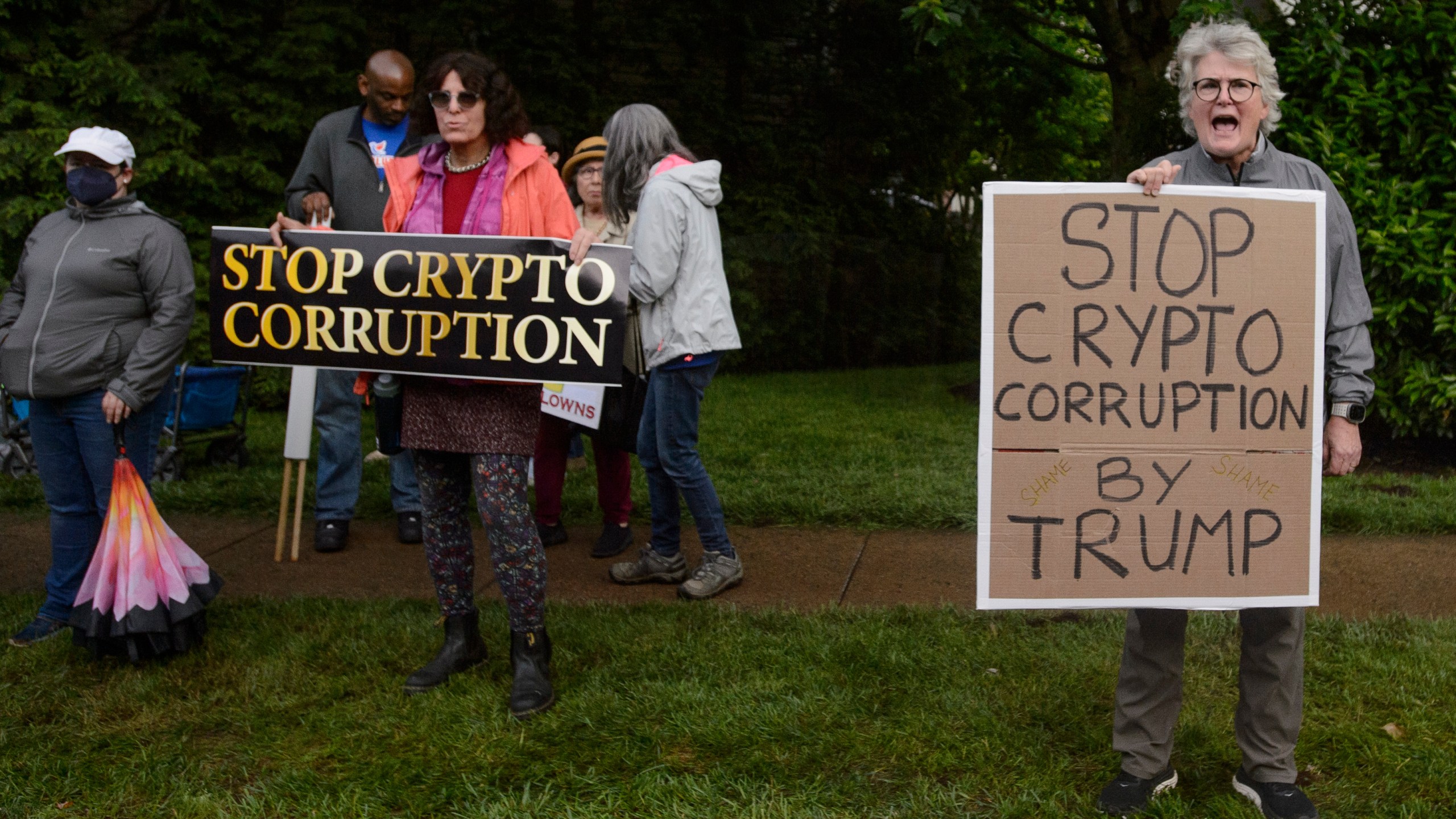Demonstrators protest near Trump National Golf Club Washington DC before the arrival of President Donald Trump in Sterling, Va., Thursday, May 22, 2025. (AP Photo/Rod Lamkey, Jr.)