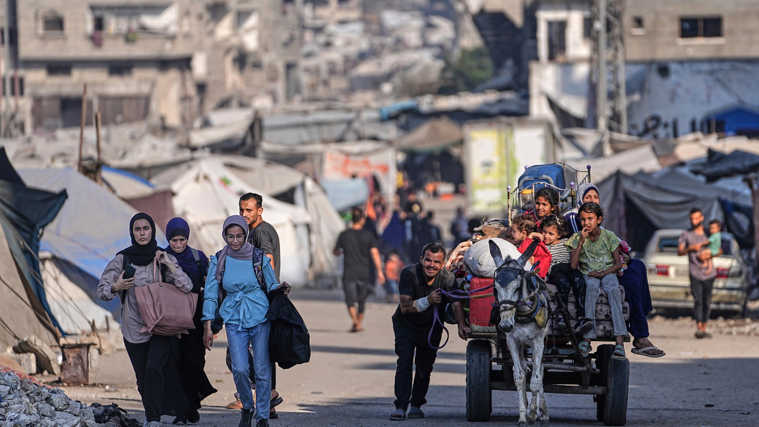 Displaced Palestinians flee Jabalia