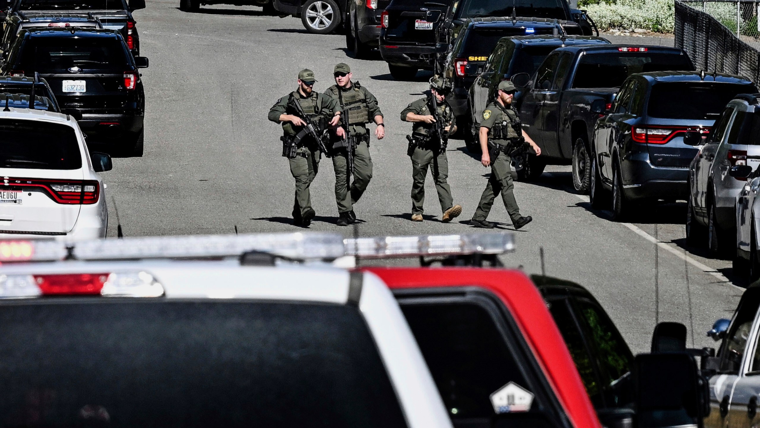 Policías y bomberos responden a una balacera en la montaña Canfield, el domingo 29 de junio de 2025, en Coeur d'Alene, Idaho. (Kathy Plonka/The Spokesman-Review vía AP)