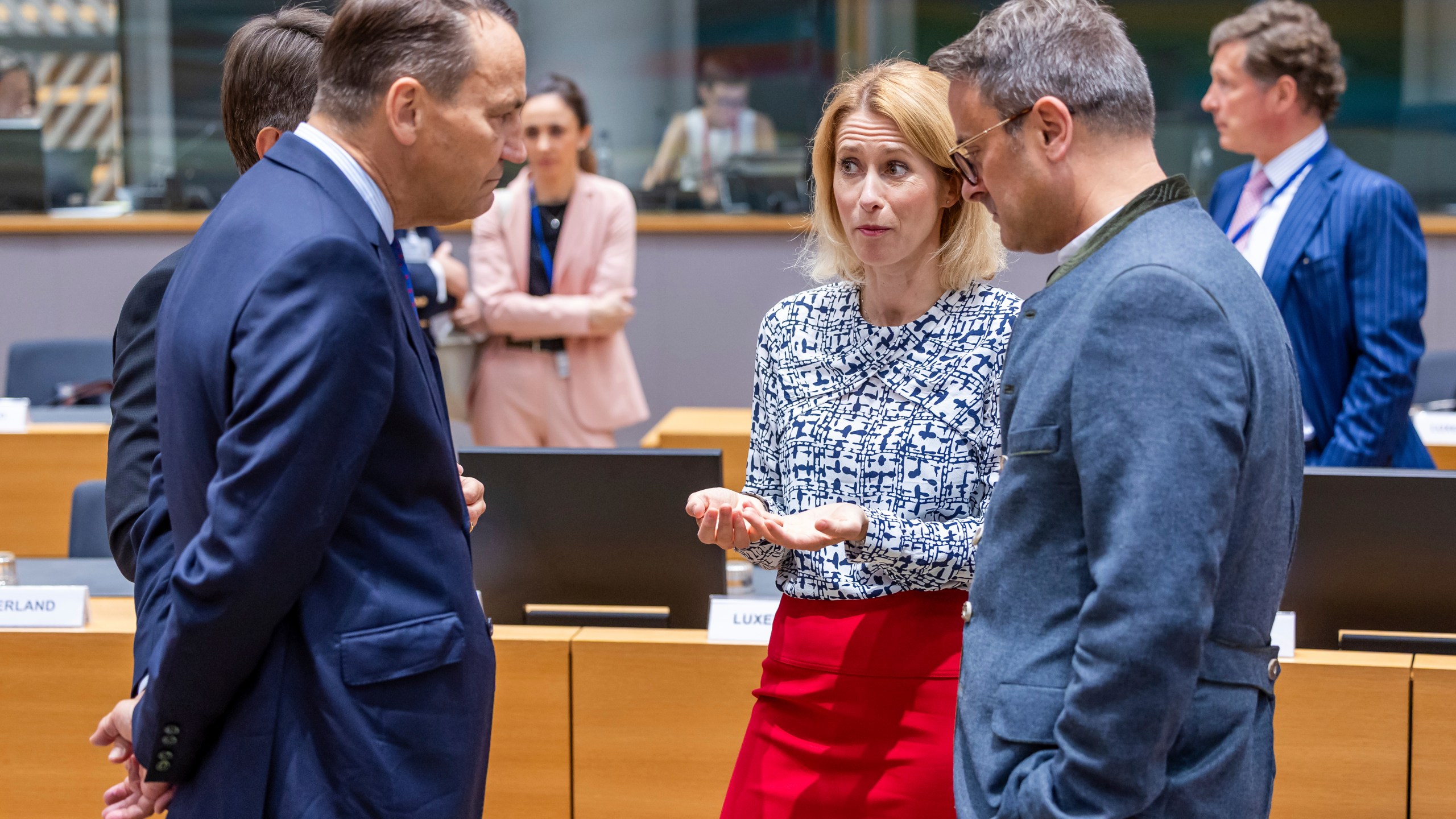European Union foreign policy chief Kaja Kallas, center, talks with Poland's Foreign Minister Radoslaw Sikorski, left, and Luxembourg's Foreign Minister Xavier Bettel, right, during the EU foreign ministers meeting at the EU Council building in Brussels, Tuesday, July 15, 2025. (AP Photo/Geert Vanden Wijngaert)