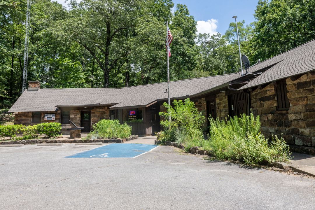 The visitors center at Devil's Den State Park