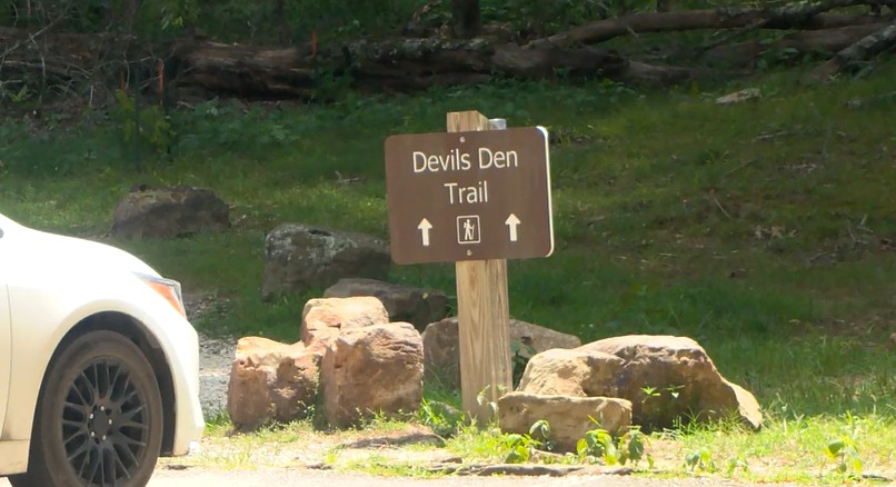 Devil's Den state park sign