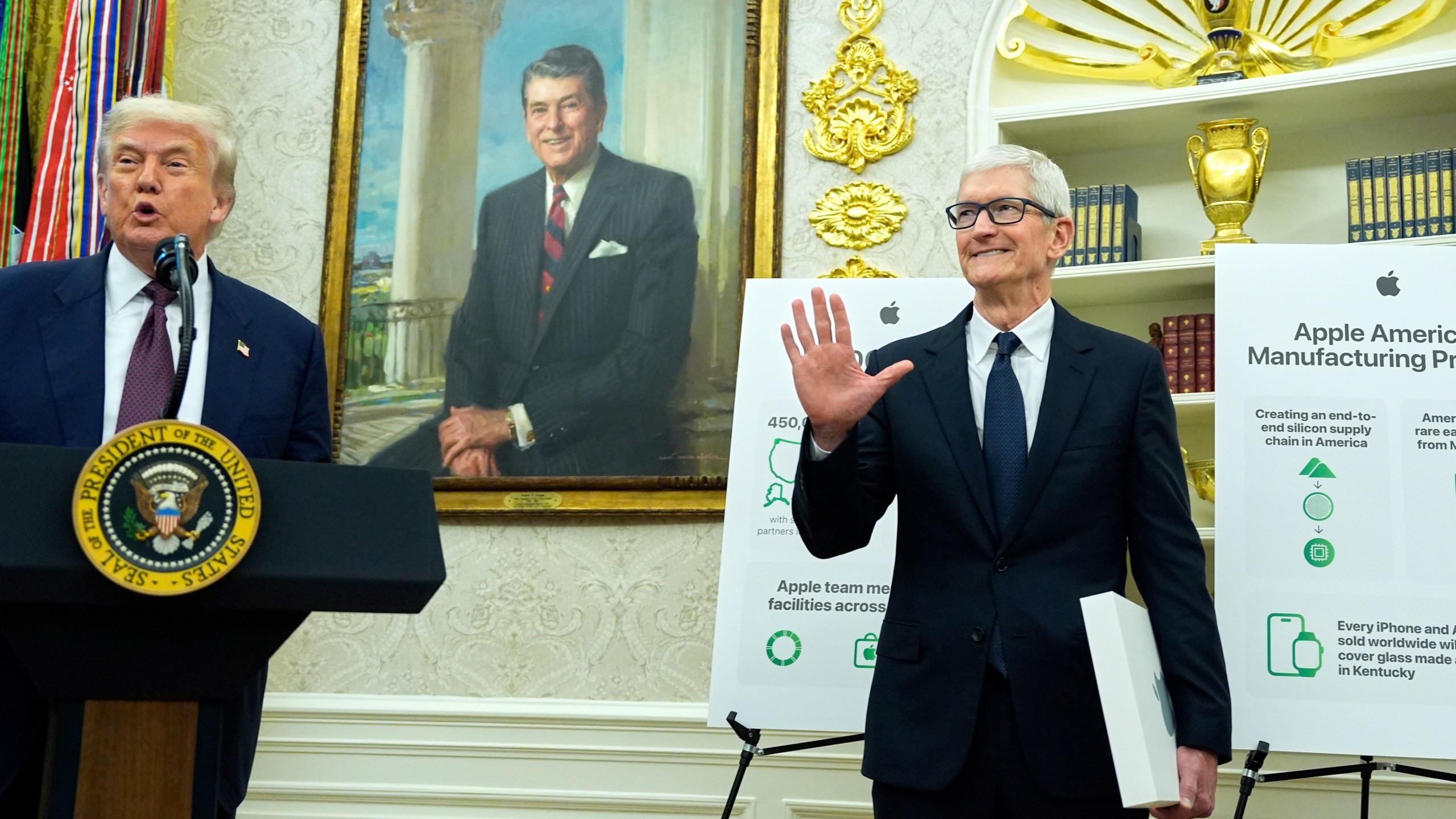 President Donald Trump introduces Apple CEO Tim Cook in the Oval Office, Wednesday, Aug. 6, 2025, in Washington. (AP Photo/Alex Brandon)