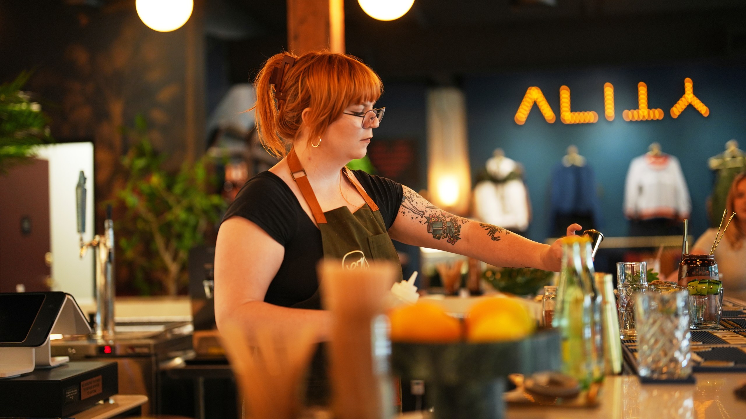 Bartender Shelby Campos mixes a non-alcoholic beverage - or mocktail - at the non-alcoholic Good News Bar, Monday, Aug. 25, 2025, in San Diego. (AP Photo/Gregory Bull)
