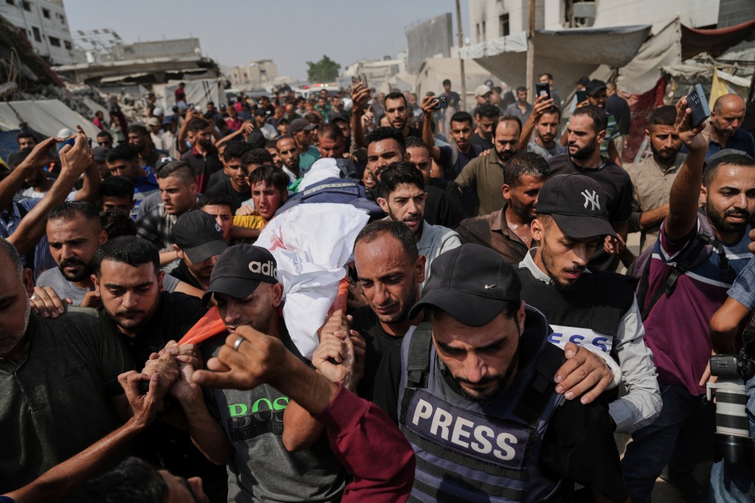 Palestinians carry the body of Al Jazeera correspondent Anas al-Sharif
