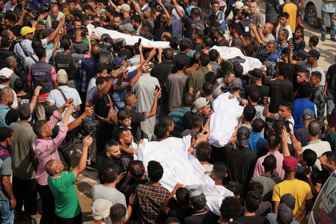 Palestinians carry the bodies of Al Jazeera journalists 