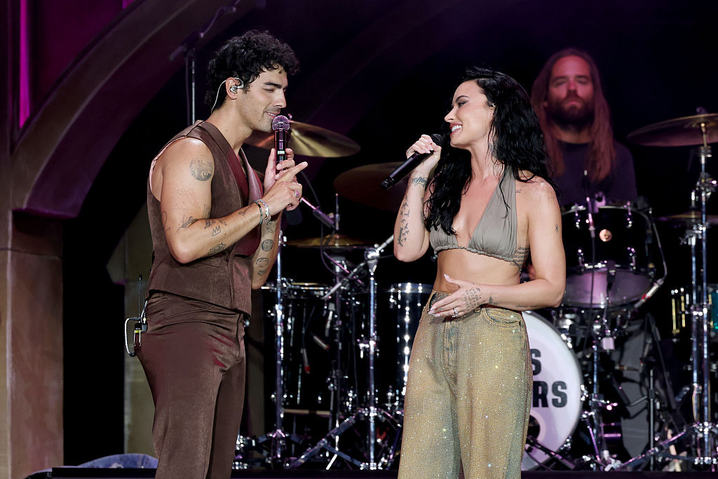 Joe Jonas & Demi Lovato singing onstage