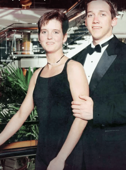 Amy Bradley with her brother on the cruise (image via FBI)