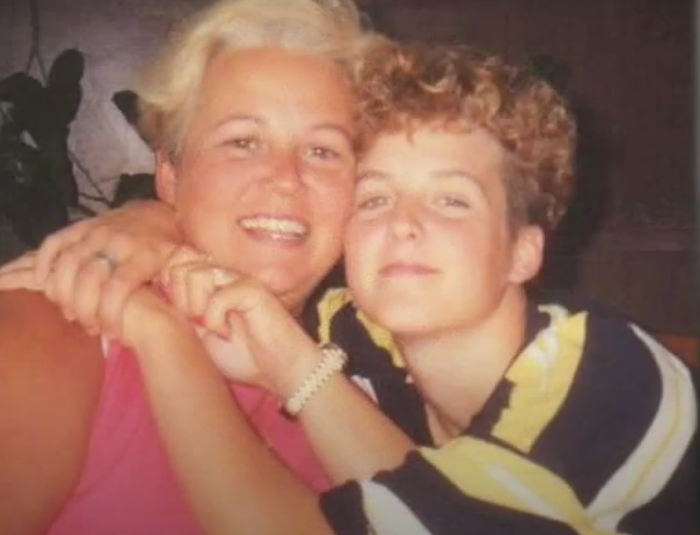 Amy Bradley as a child with her mother (Image via FBI)