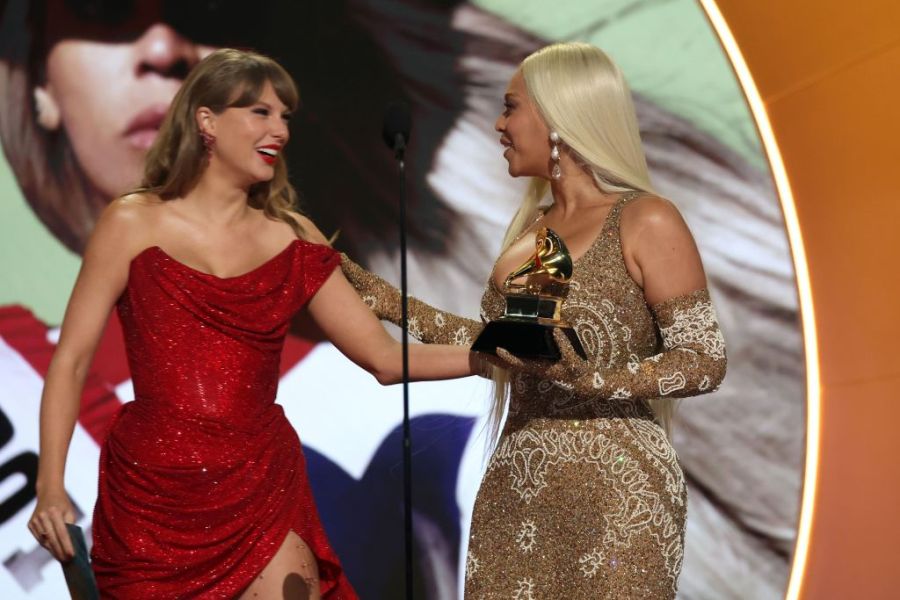 Taylor presents Beyoncé with Grammy
