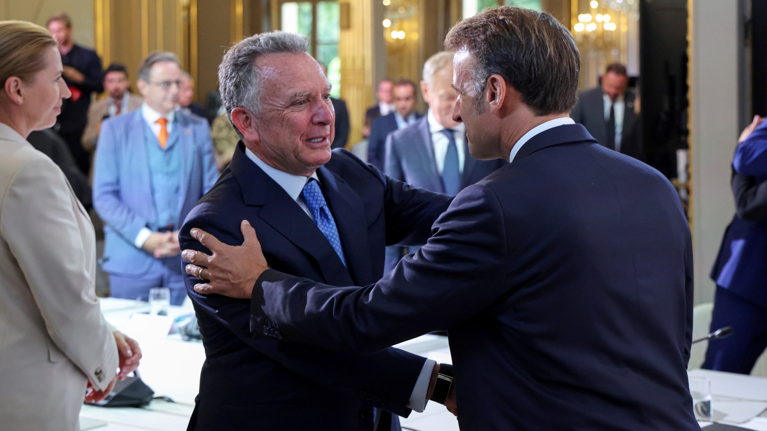 White House Special Envoy Steve Witkoff, left, shakes hand with France's President Emmanuel Macron during a summit on Ukraine at the Elysee Palace, in Paris, France, Thursday, Sept. 4, 2025. (Ludovic Marin/Pool Photo via AP)