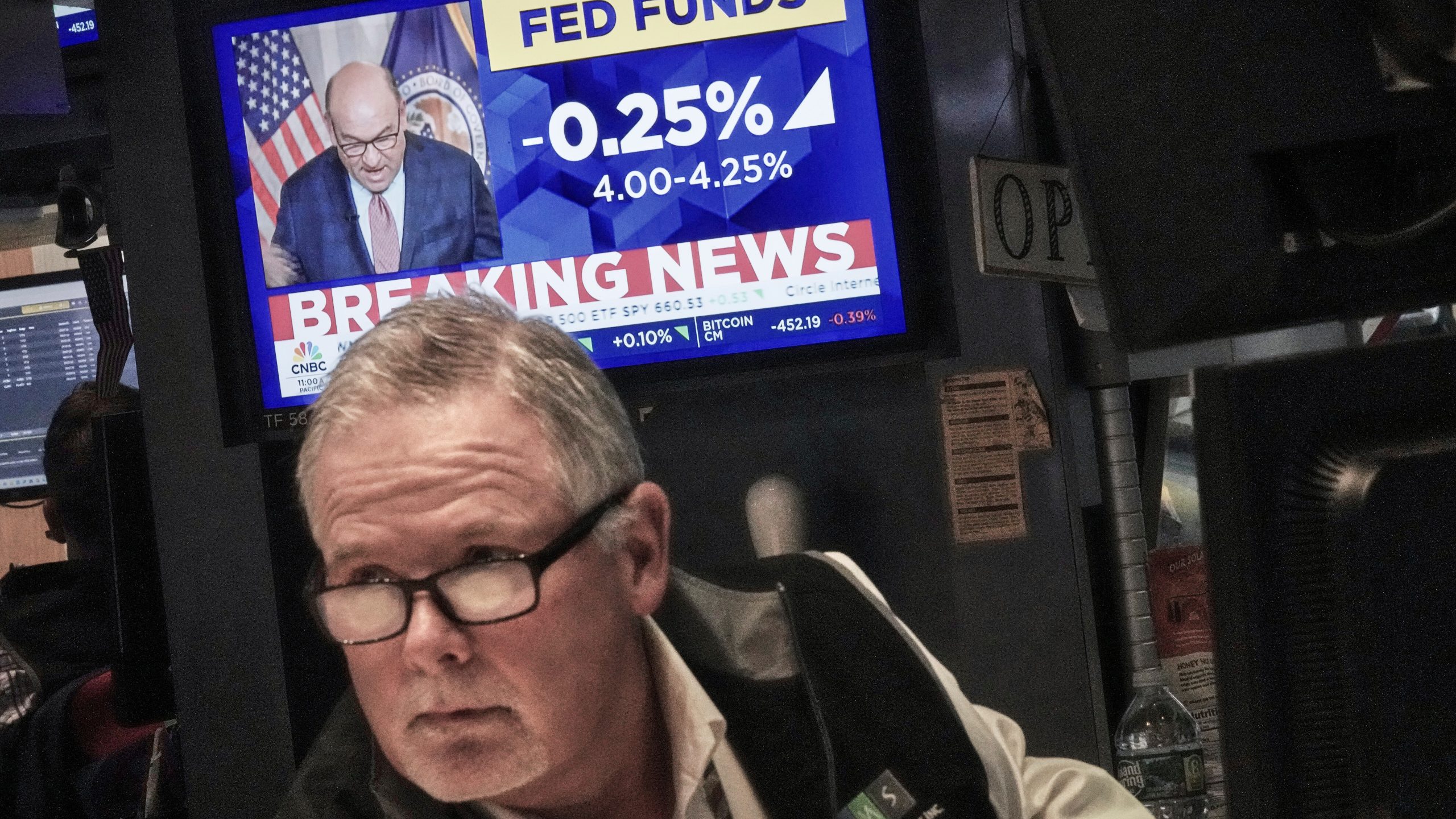Trader Michael Conlon works on the floor of the New York Stock Exchange as the rate decision of the Federal Reserve is announced, Wednesday, Sept. 17, 2025. (AP Photo/Richard Drew)