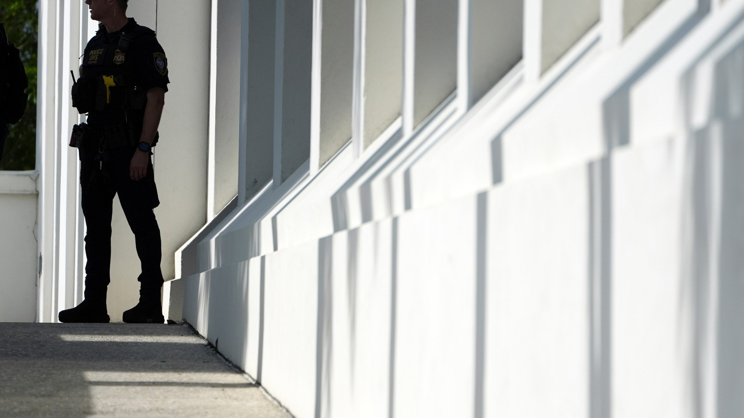 A law enforcement officer from the Department of Homeland Security stands watch at the Alto Lee Adams Sr. U.S. Courthouse as jury selection began in the trial of Ryan Routh, charged with trying to assassinate Donald Trump while he played golf last year in South Florida, Monday, Sept. 8, 2025, in Fort Pierce, Fla. (AP Photo/Rebecca Blackwell)