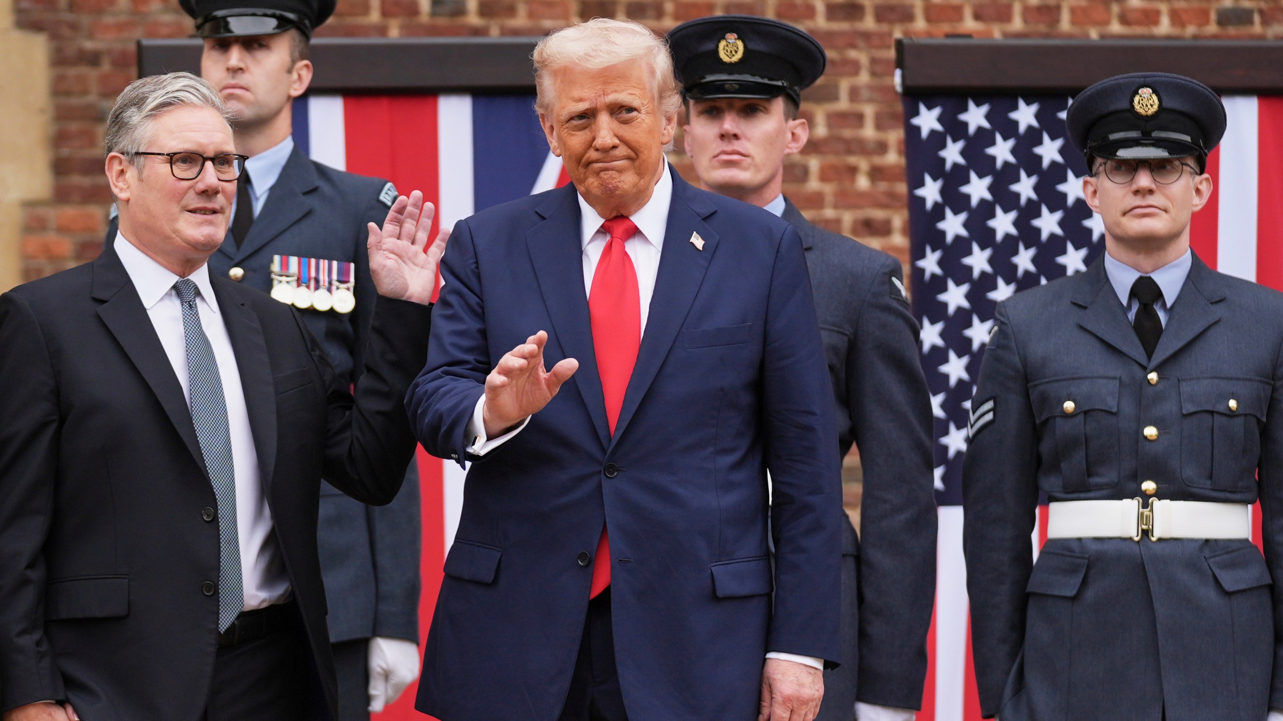President Donald Trump waves next to Britain's Prime Minister Keir Starmer upon arriving at Chequers near Aylesbury, England, Thursday, Sept. 18, 2025. (AP Photo/Evan Vucci)