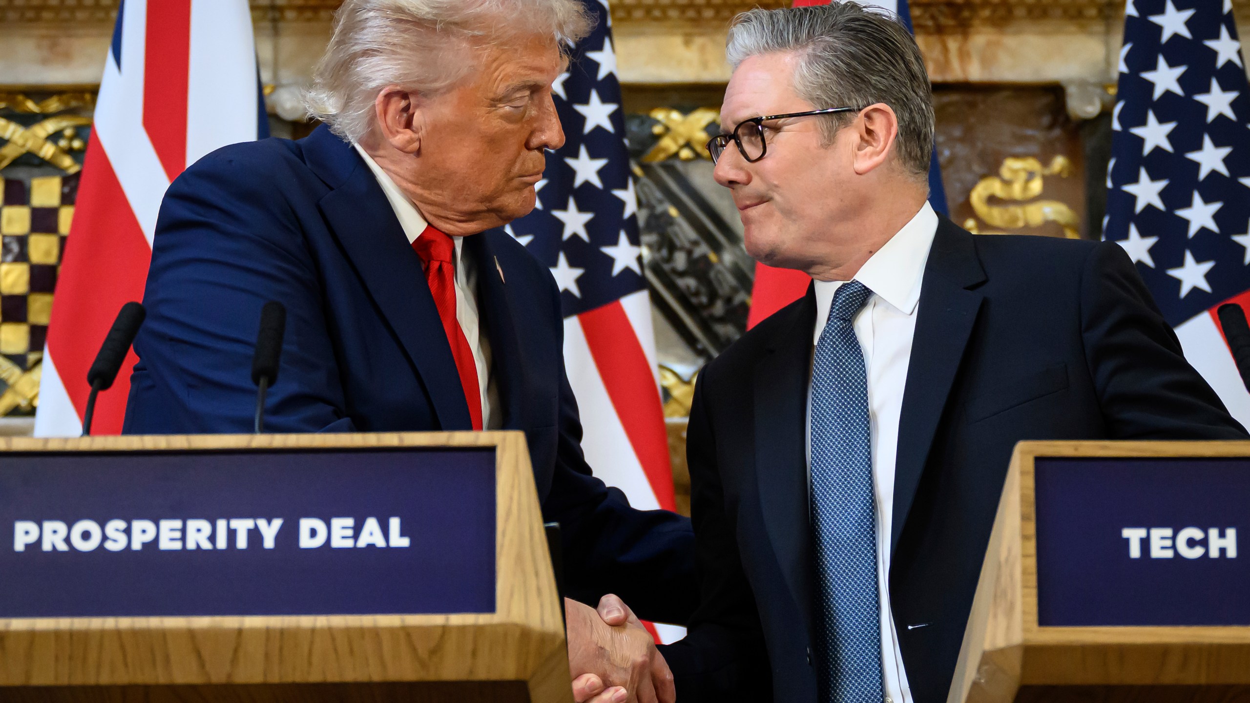 U.S. President Donald Trump, left, and British Prime Minister Keir Starmer look at each other as they shake hands during a press conference at Chequers near Aylesbury, England, Thursday Sept. 18, 2025, at the conclusion of President Trump's second UK state visit, with the previous one taking place in 2019 during his first presidential term. (Leon Neal/Pool Photo via AP)