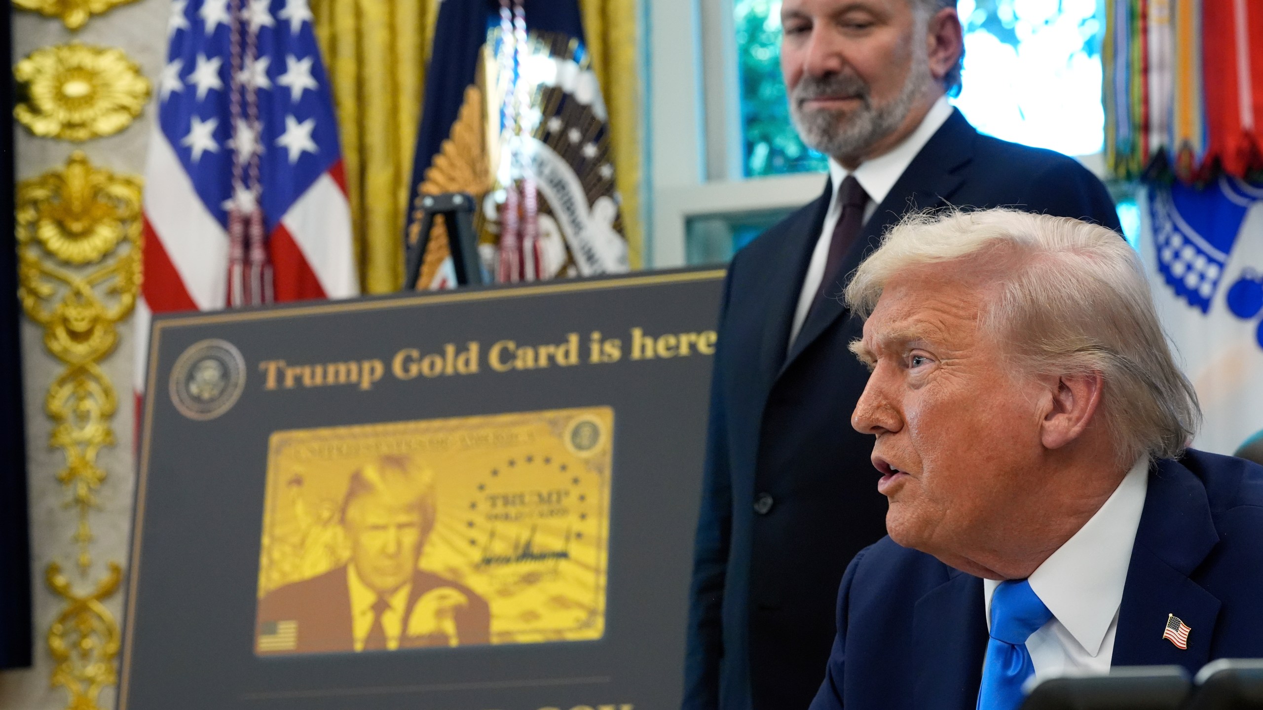 El presidente estadounidense Donald Trump habla junto con el secretario de Comercio, Howard Lutnick, en la Oficina Oval de la Casa Blanca, el viernes 19 de septiembre de 2025, en Washington. (AP Foto/Alex Brandon)
