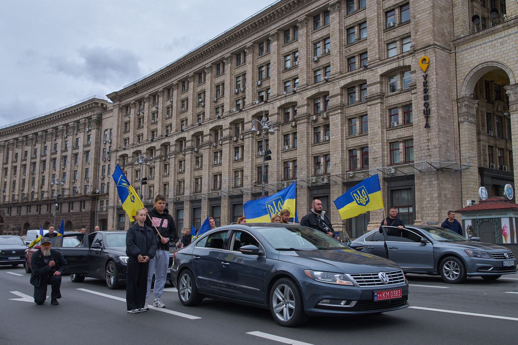 Motorists stop their cars to pay respect to a soldier who was killed in Russia-Ukraine war as a vehicle with his body drives along the city main Khreshchatyk Street in Kyiv, Ukraine, Wednesday, Sept. 24, 2025. (AP Photo/Efrem Lukatsky)