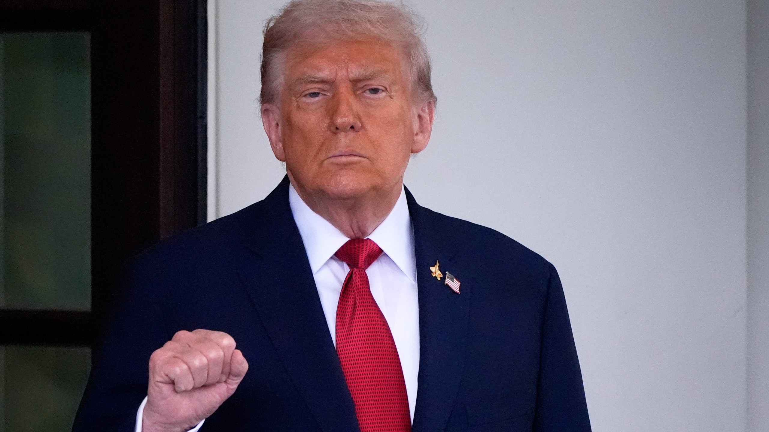 President Donald Trump walks out to greet Turkish President Recep Tayyip Erdogan at the White House, Thursday, Sept. 25, 2025, in Washington. (AP Photo/Alex Brandon)