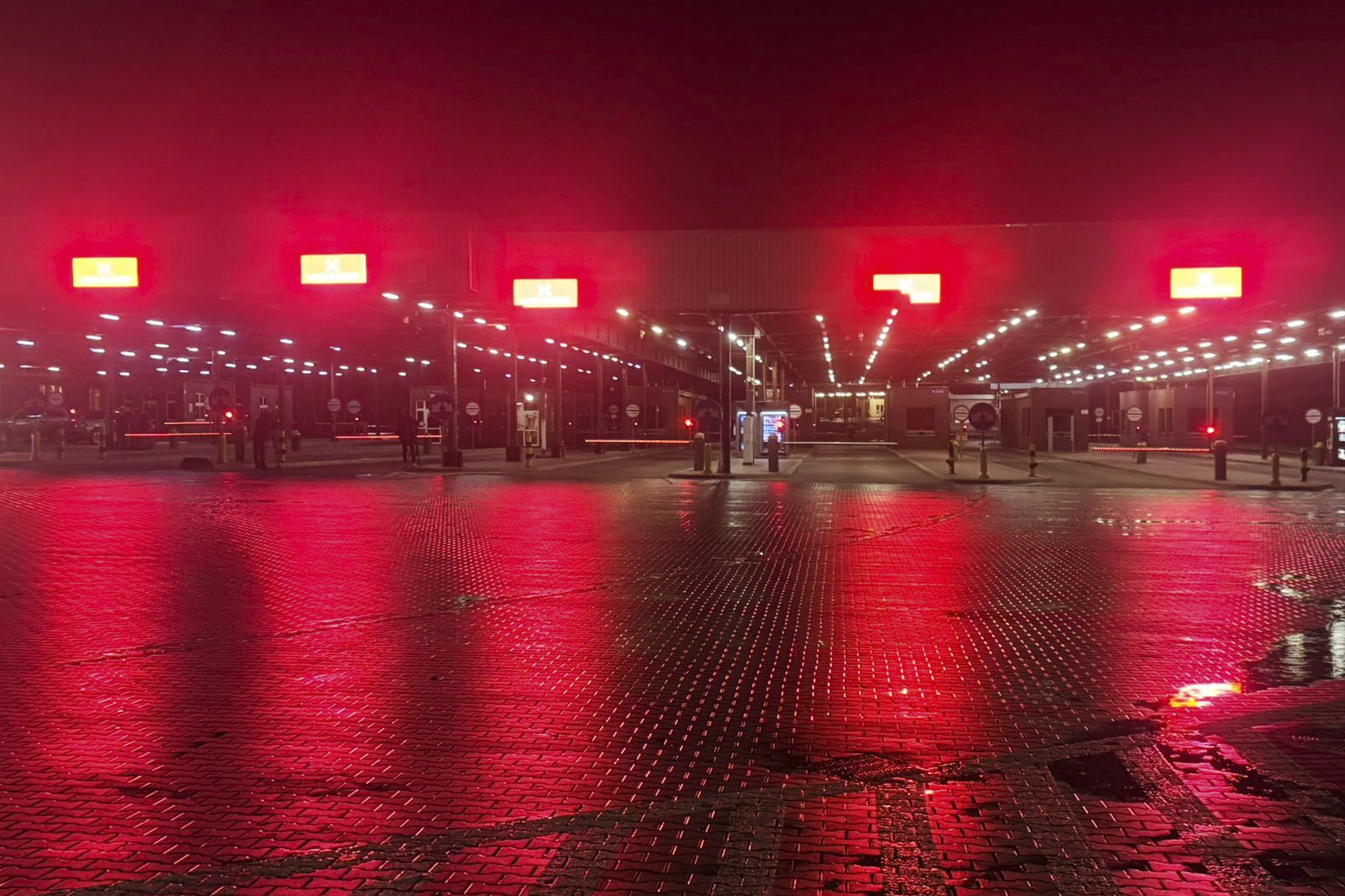 red lights indicated closed border crossing