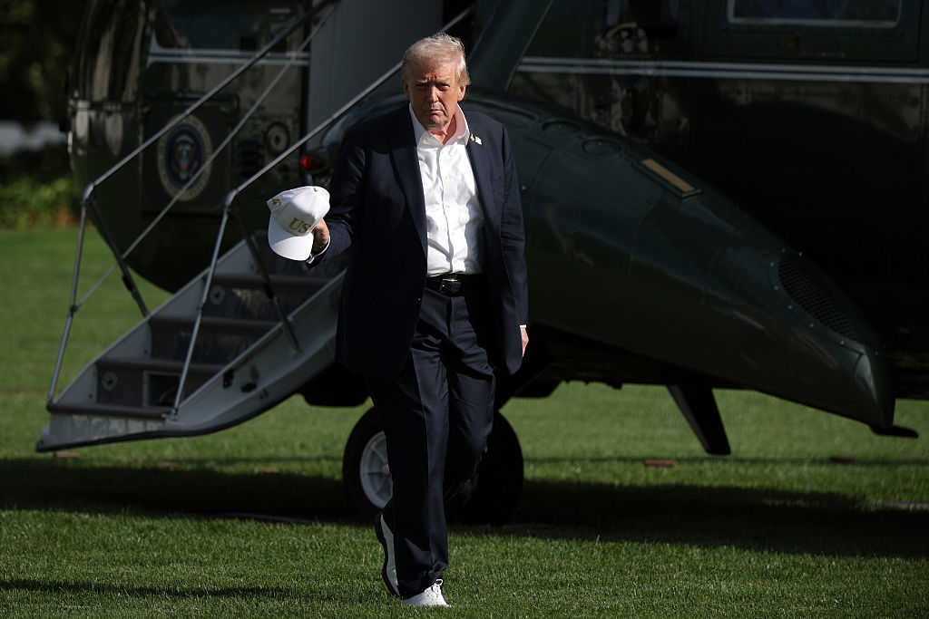 Trump walking away from Air Force One