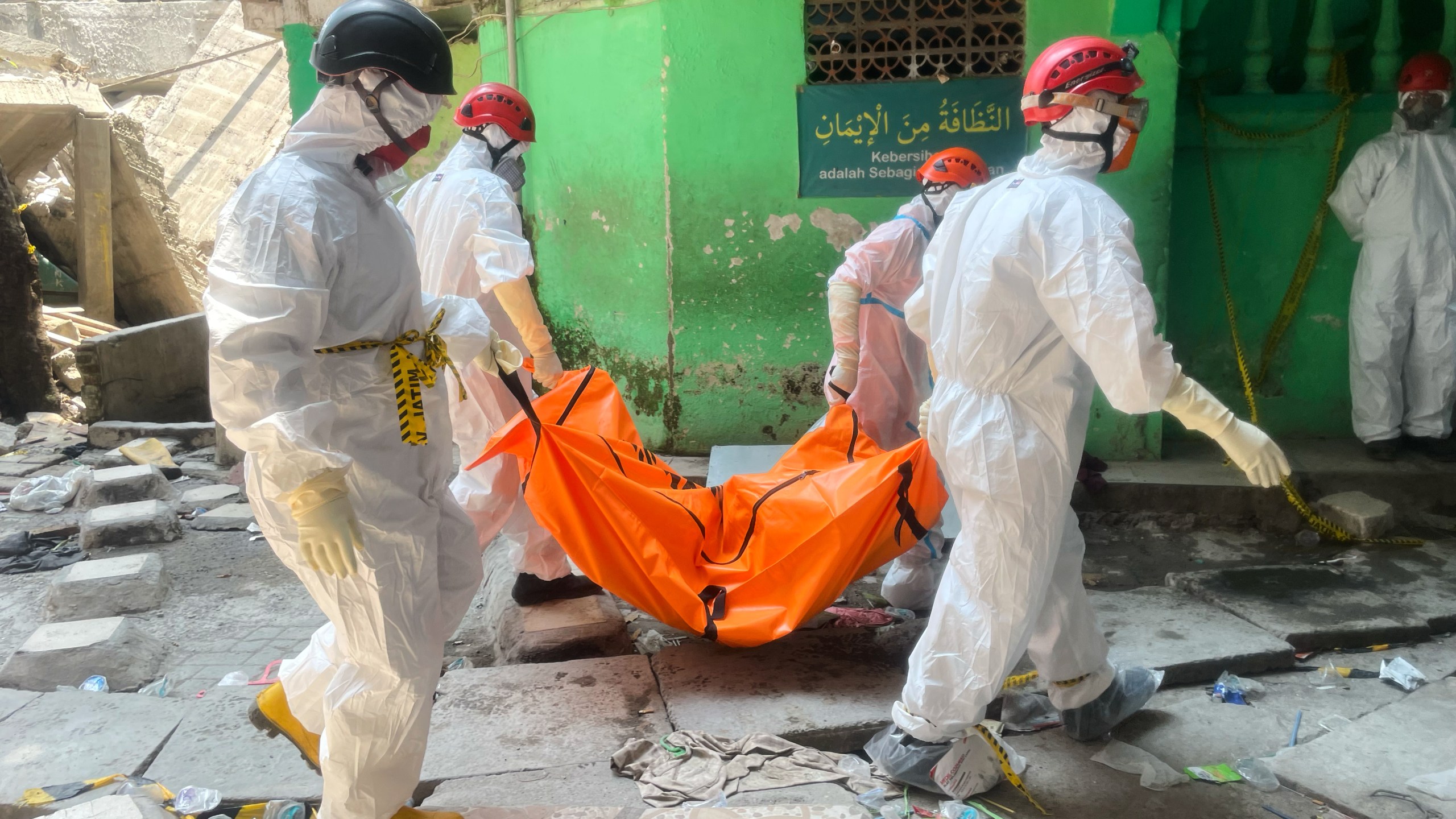 Rescuers carry the body of a victim after an Islamic boarding school collapsed in Sidoarjo, East Java, Indonesia, Friday, Oct. 3, 2025. (AP Photo/Trisnadi)