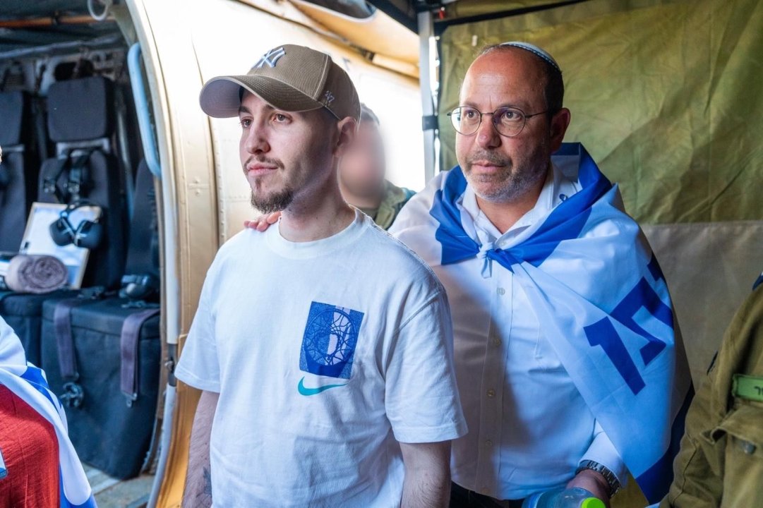An image of returned hostage Eitan Mor and his father