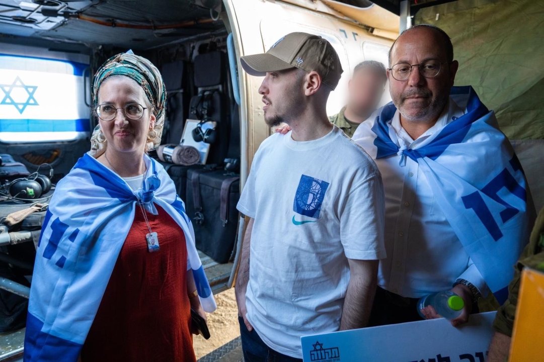 An image of returned hostage Eitan Mor and his parents
