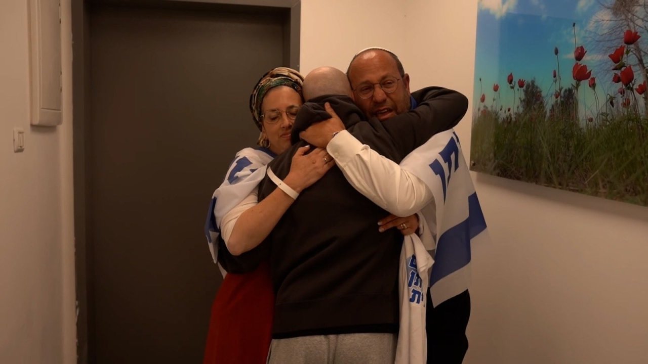 hostage Eitan Mor and his parents embracing