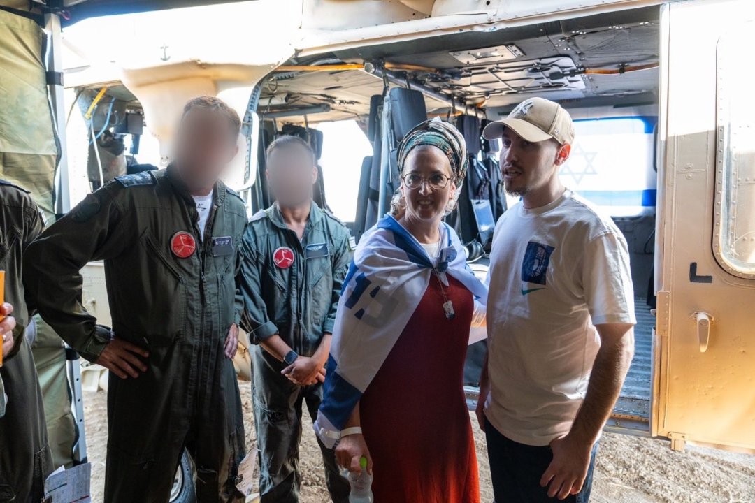 An image of returned hostage Eitan Mor and his mother.