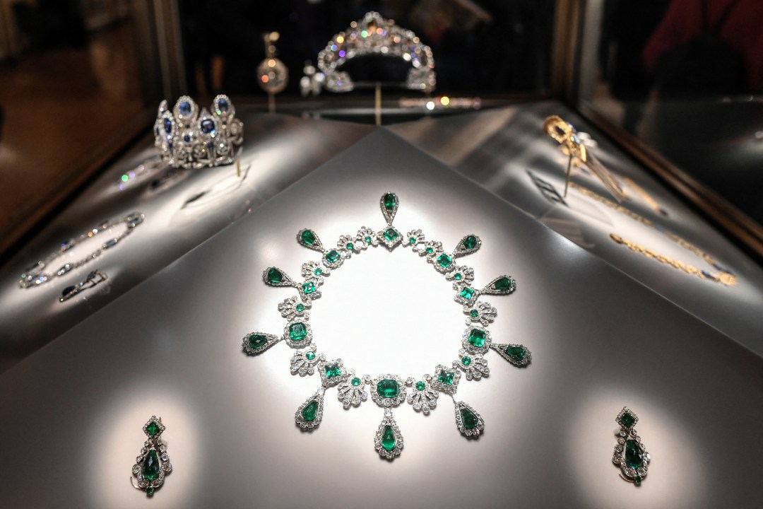 "Collier et boucles d'oreilles de la parure d'émeraudes de l'impératrice Marie-Louise" displayed at the Louvre.