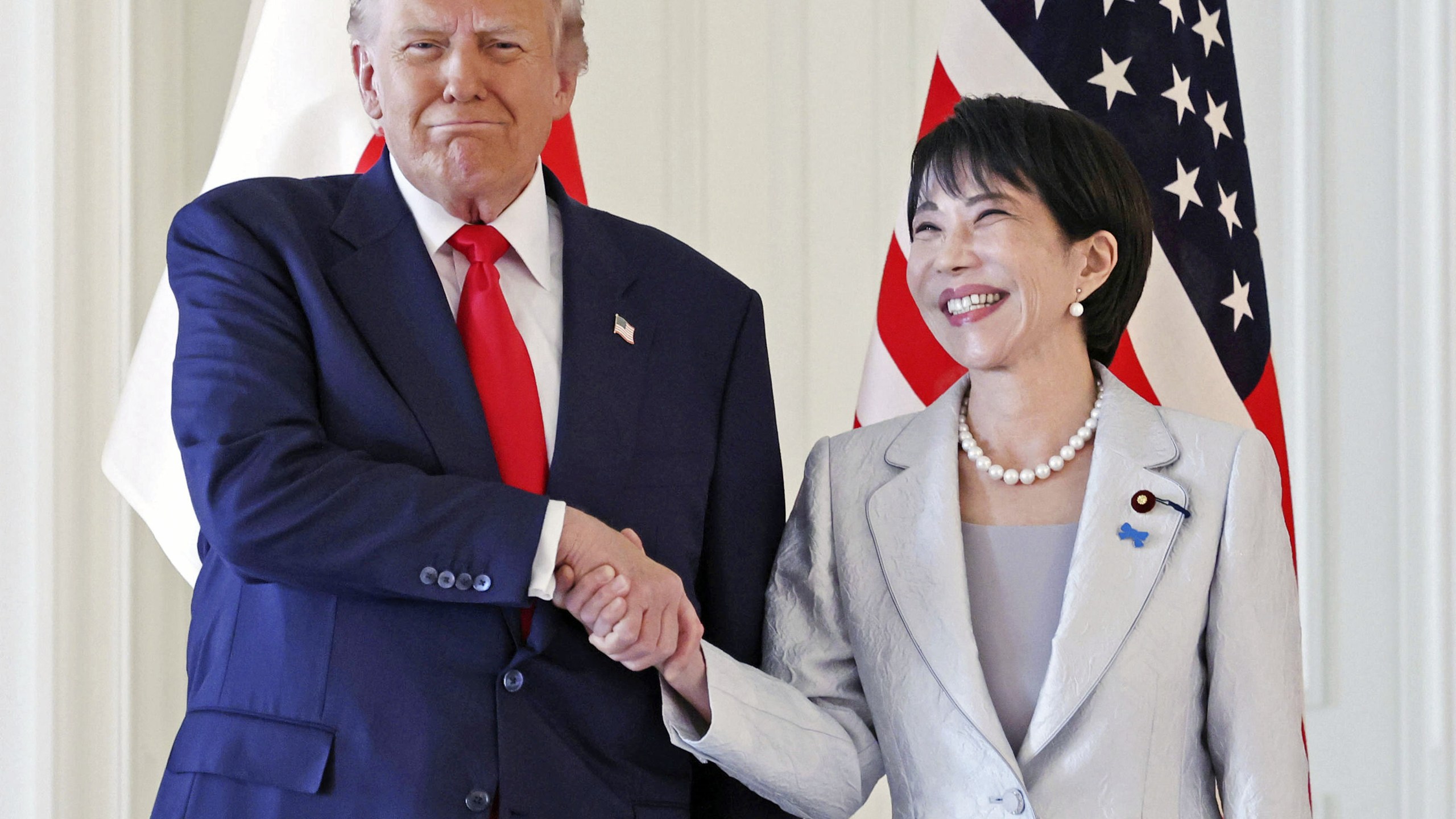 El presidente de Estados Unidos, Donald Trump, a la izquierda, y la primera ministra japonesa, Sanae Takaichi, se dan la mano antes de su reunión en el palacio de Akasaka en Tokio, el martes 28 de octubre de 2025. (Kyodo News via AP)